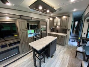 Private kitchen - #2 DreamRetreat2021 RV-2bdrm wake2 forest/animals (Kalispell)