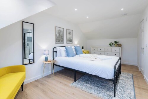 The Pinkish House - 4 bed home in the town centre