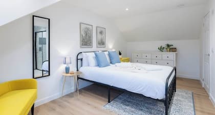 The Pinkish House - 4 bed home in the town centre
