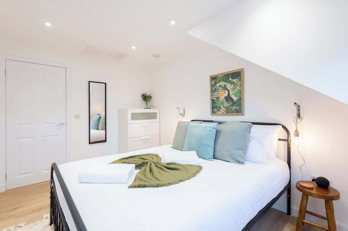 4 bedrooms, iron/ironing board, travel crib, free WiFi