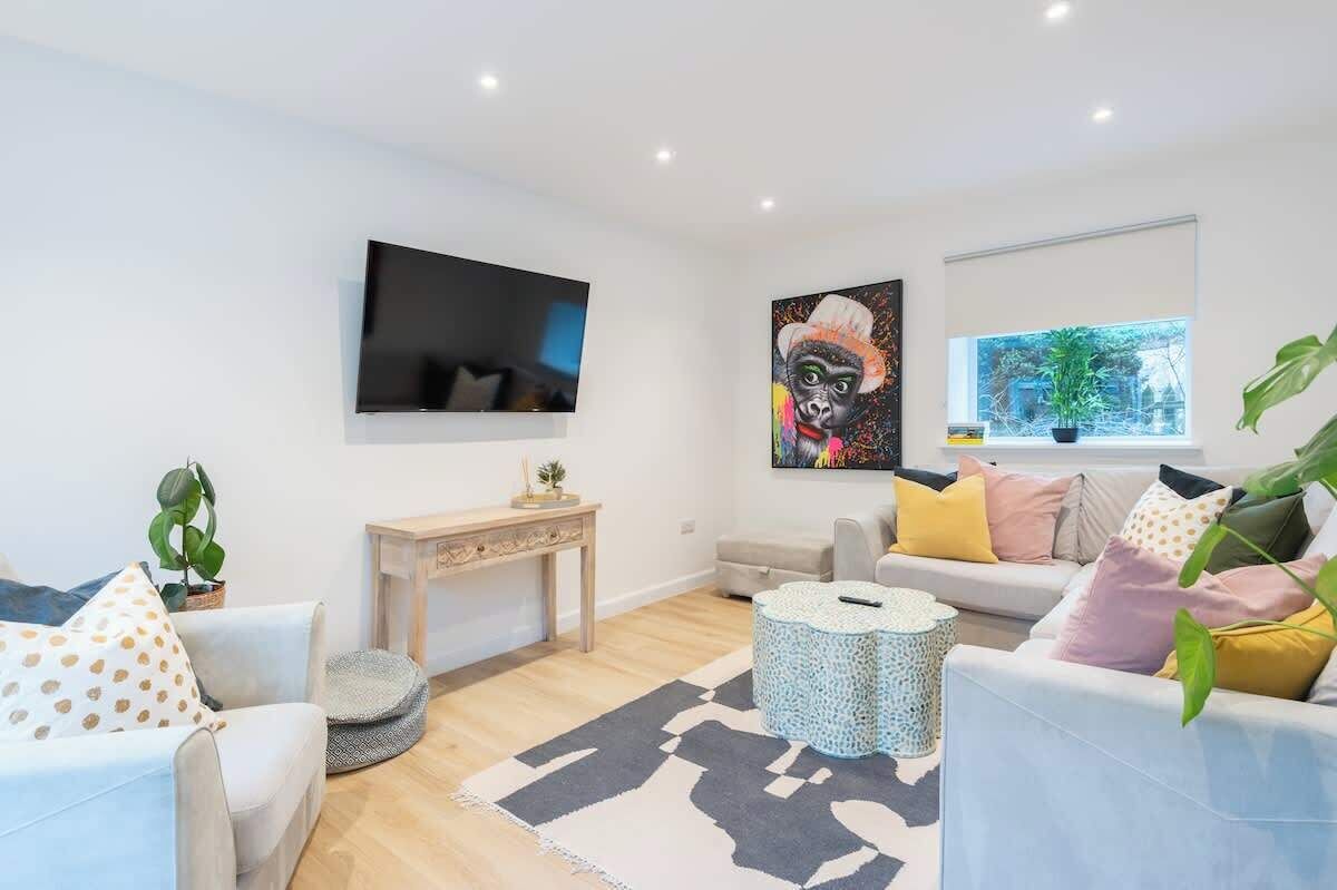 Smart TV, books, offices