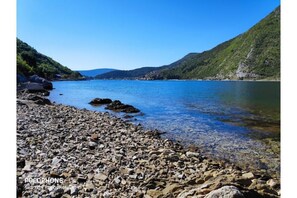 En la playa, sillas reclinables de playa, toallas de playa