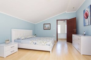 2 chambres, bureau, fer et planche à repasser, lit de bébé portatif