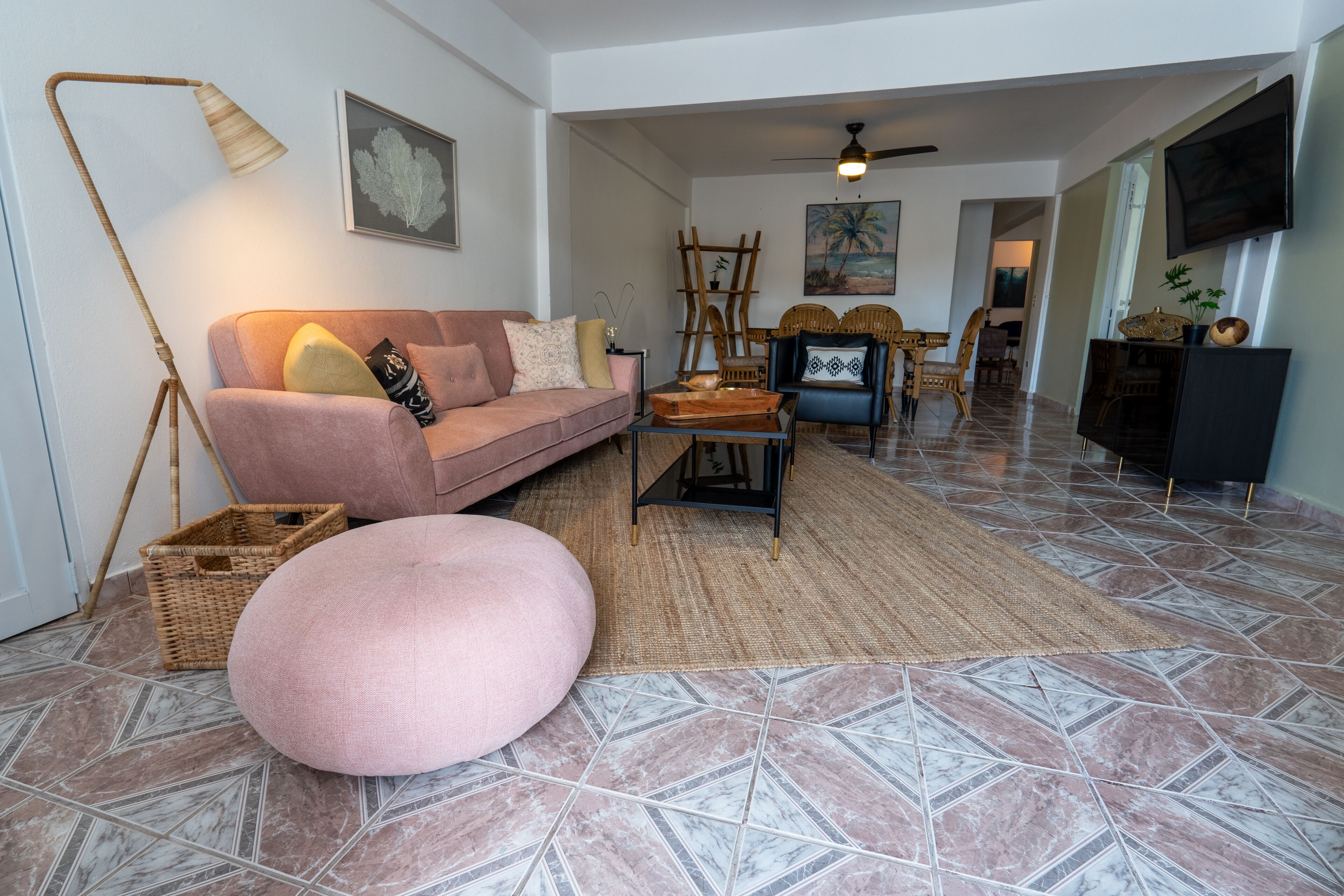 Smart TV de 75 pulgadas con canales digitales y servicios de streaming 