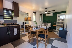 舒適開放式客房 | 客廳 | 75 吋智能電視連數碼電視頻道、串流服務