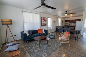 Perhekattohuoneisto | Oleskelualue | 75–tuumainen äly-TV, jossa digitaalikanavat