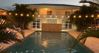 El Flamingo Beach Club