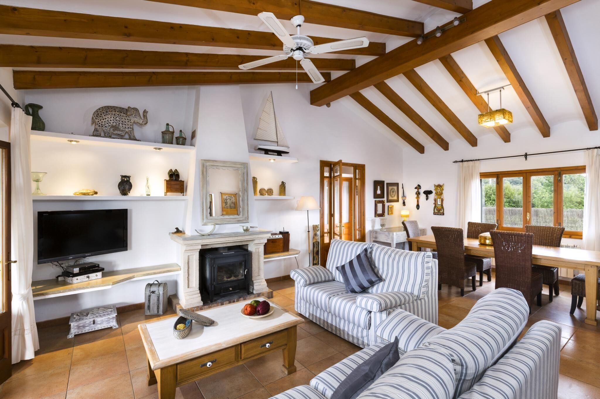 Télévision, table de tennis de table