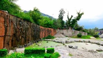 المنطقة المحيطة بالمنشأة