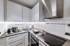 Kühlschrank, Mikrowelle, Ofen, Herdplatte