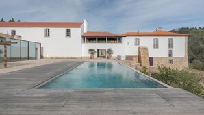 A large, modern house with a swimming pool, stone walls, and a red-tiled roof. - Quinta do Pinhô - Tarouca (Tarouca)