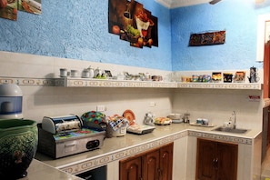 Køleskab/fryser i fuld størrelse, mikrobølgeovn, opvaskemaskine