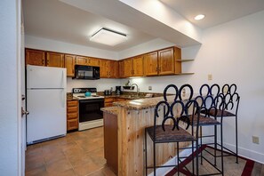 Refrigerador, horno, parrilla de estufa y cafetera y tetera