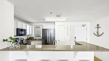 Coffee/tea maker, fridge, microwave, oven
