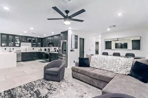 Living area - Luxuriant Arcadia Getaway (Phoenix)