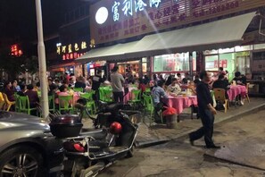 تناول الطعام بالخارج