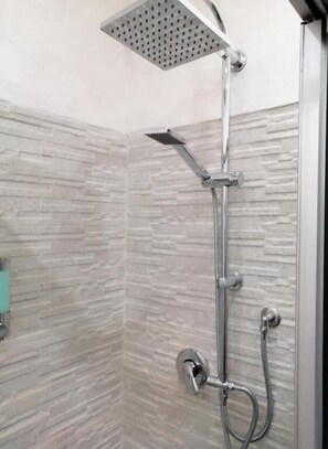 Comfort-Apartment | Badezimmer | Dusche, Regendusche, Haartrockner, Bidet