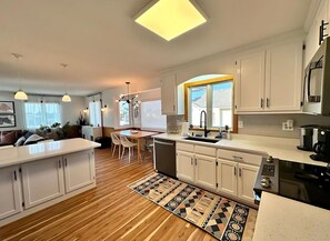 Kylskåp, mikrovågsugn, ugn och spishäll