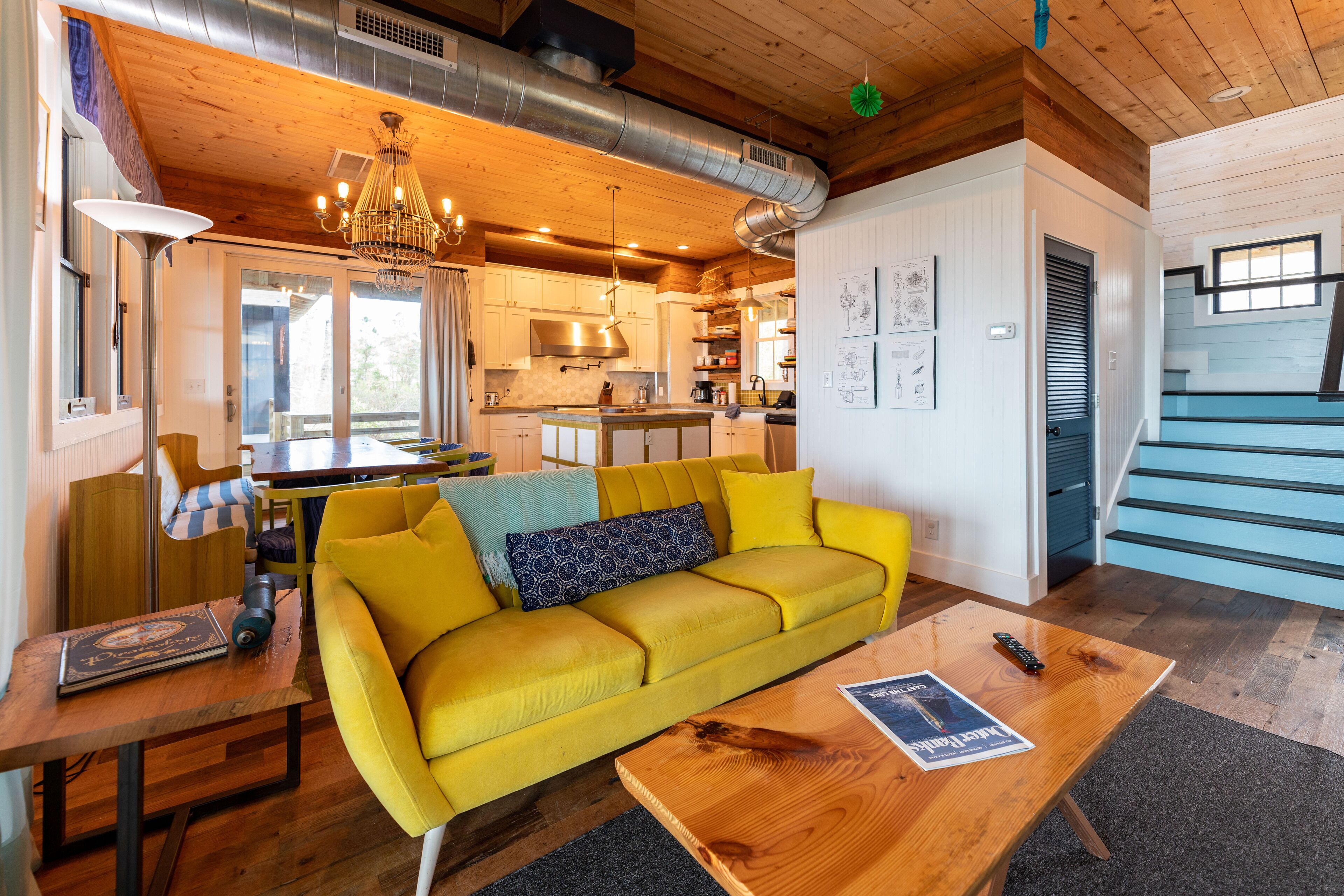 Televisión y chimenea 