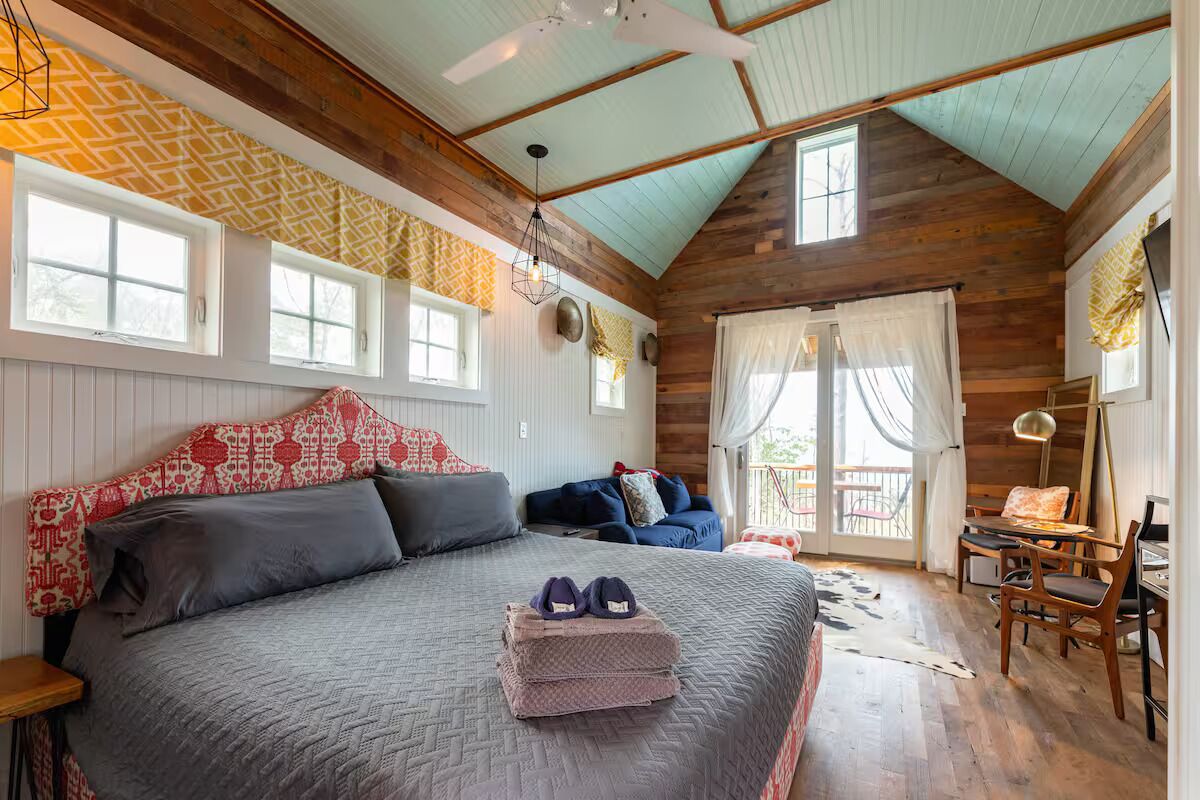 1 slaapkamer, een strijkplank/strijkijzer, gratis wifi, beddengoed