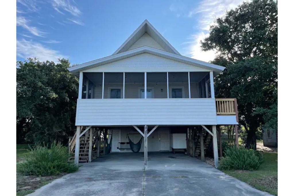 Salty Paws-Walk to beach/Fenced Yard/Pet Friendly