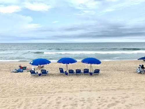 Salty Paws-Walk to beach/Fenced Yard/Pet Friendly