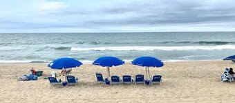 Salty Paws-Walk to beach/Fenced Yard/Pet Friendly