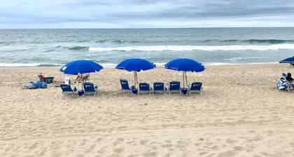 Salty Paws-Walk to beach/Fenced Yard/Pet Friendly