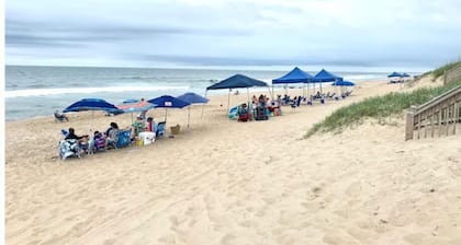 Salty Paws-Walk to beach/Fenced Yard/Pet Friendly