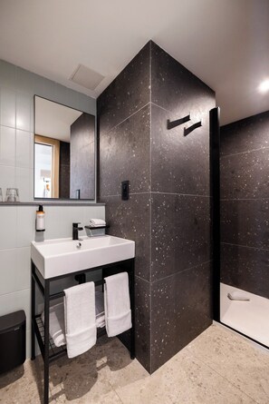 Quarto duplo standard | Banheiro | Chuveiro, chuveiro com efeito de chuva, toalhas de banho, sabonete