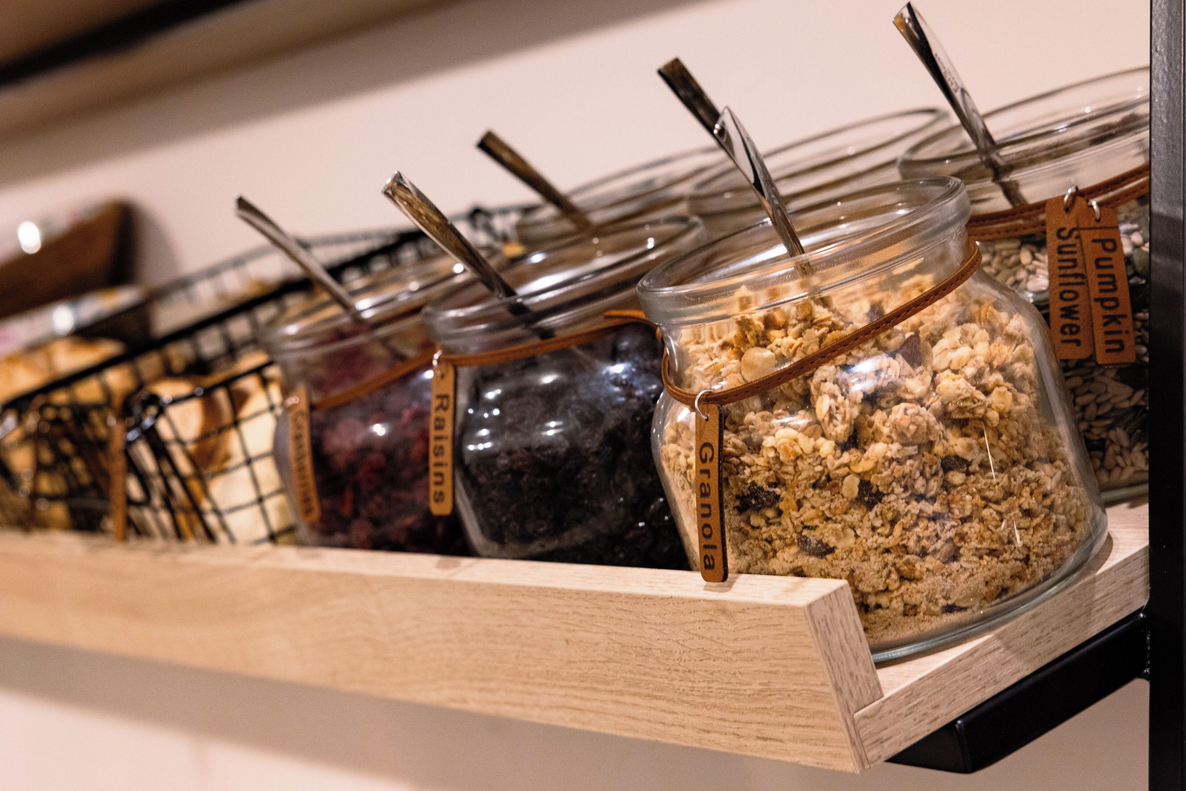 Estante con frascos etiquetados de granola y otros bocadillos.