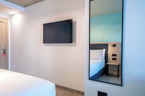 1 habitación, cubrecamas, minibar y caja de seguridad en la habitación