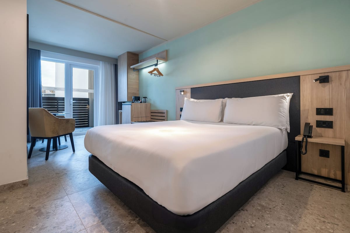 Standard Room, 1 King Bed | 1 bedroom, down duvets, minibar, in-room safe