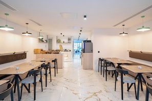 Se sirven desayunos y cocina mediterránea