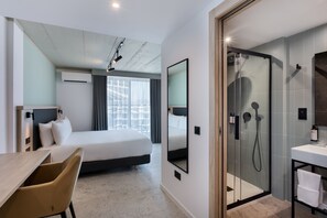 标准房, 1 张特大床 | 迷你吧、办公桌、免费 WiFi、床单