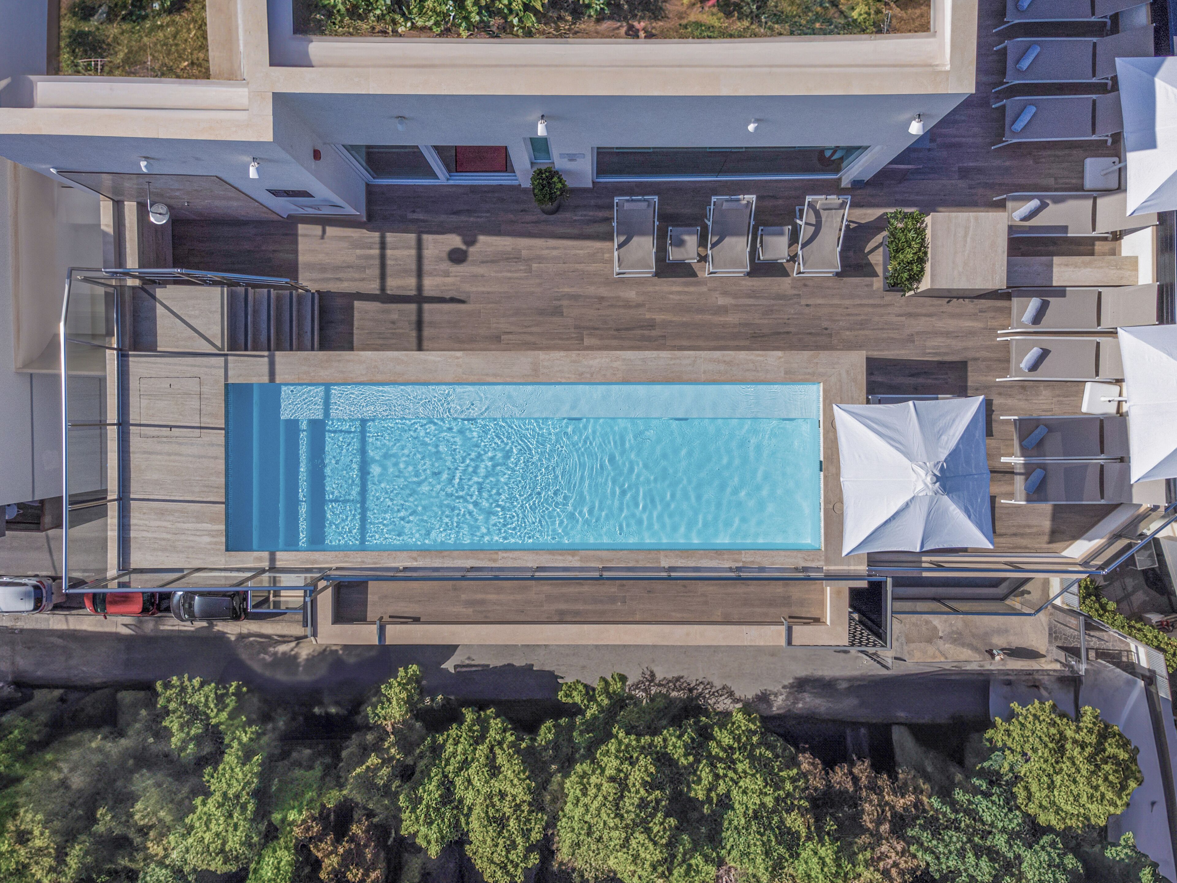 Una piscina techada, una piscina al aire libre de temporada