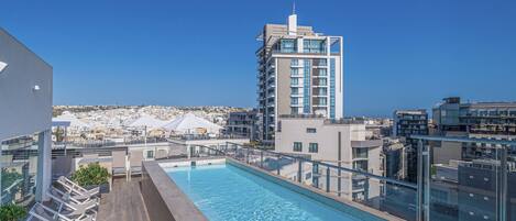 Piscina interna, piscina externa sazonal