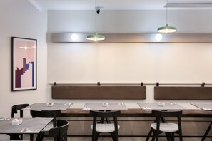 Dagelijks continentaal ontbijt (EUR 15 per persoon)