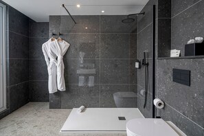 Quarto superior, 1 cama King | Banheiro | Chuveiro, chuveiro com efeito de chuva, toalhas de banho, sabonete