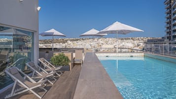 Piscine couverte, piscine extérieure (ouverte en saison)