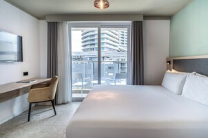 Minibar, escritorio, wifi gratis y ropa de cama 