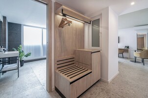 Superior Room, 1 King Bed | Minibar, desk, free WiFi, bed sheets