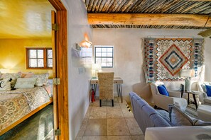 2 habitaciones, escritorio y tabla de planchar con plancha