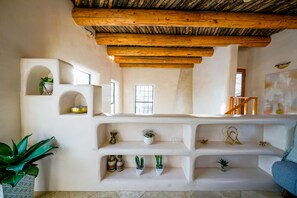 Interior - Adobe Alegre - Walk to Canyon Rd (Santa Fe)