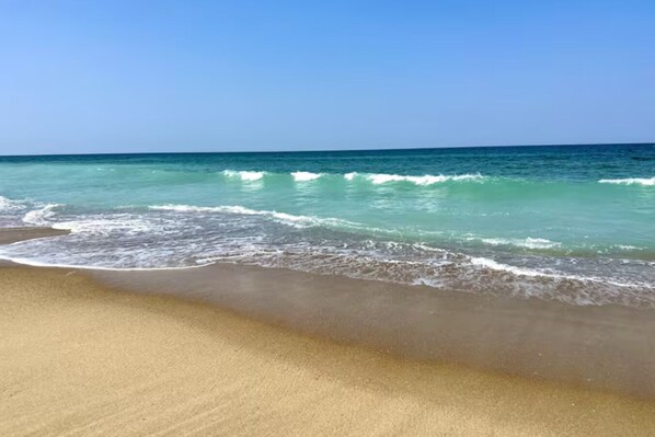 Plage, chaises longues, serviettes de plage