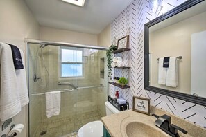 Shower, hair dryer, towels, soap - *New* < 3 Miles to Beach + Casino + Zoo + Shopping! (Michigan City)