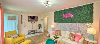 *New* < 3 Miles to Beach + Casino + Zoo + Shopping!
