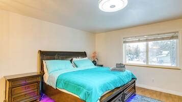 4 bedrooms, iron/ironing board, WiFi, bed sheets