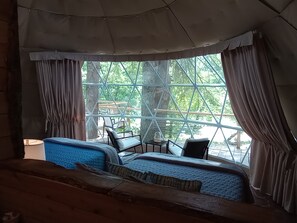 Tienda panorámica | Tabla de planchar con plancha, wifi gratis, ropa de cama