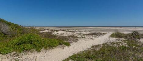 På stranden och solstolar